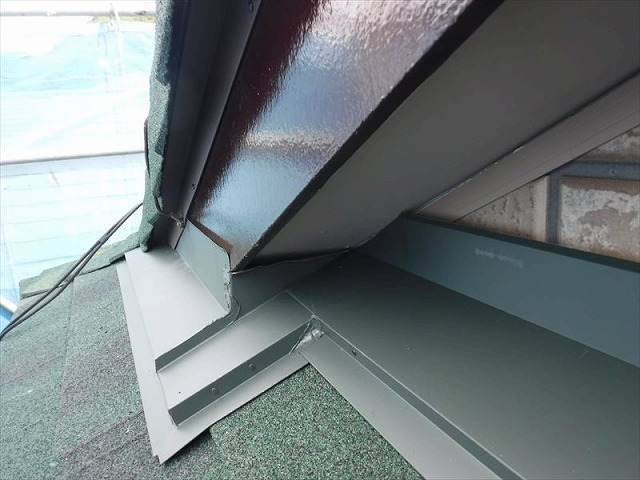 屋根の取り合い部分をしっかりとカバーする板金